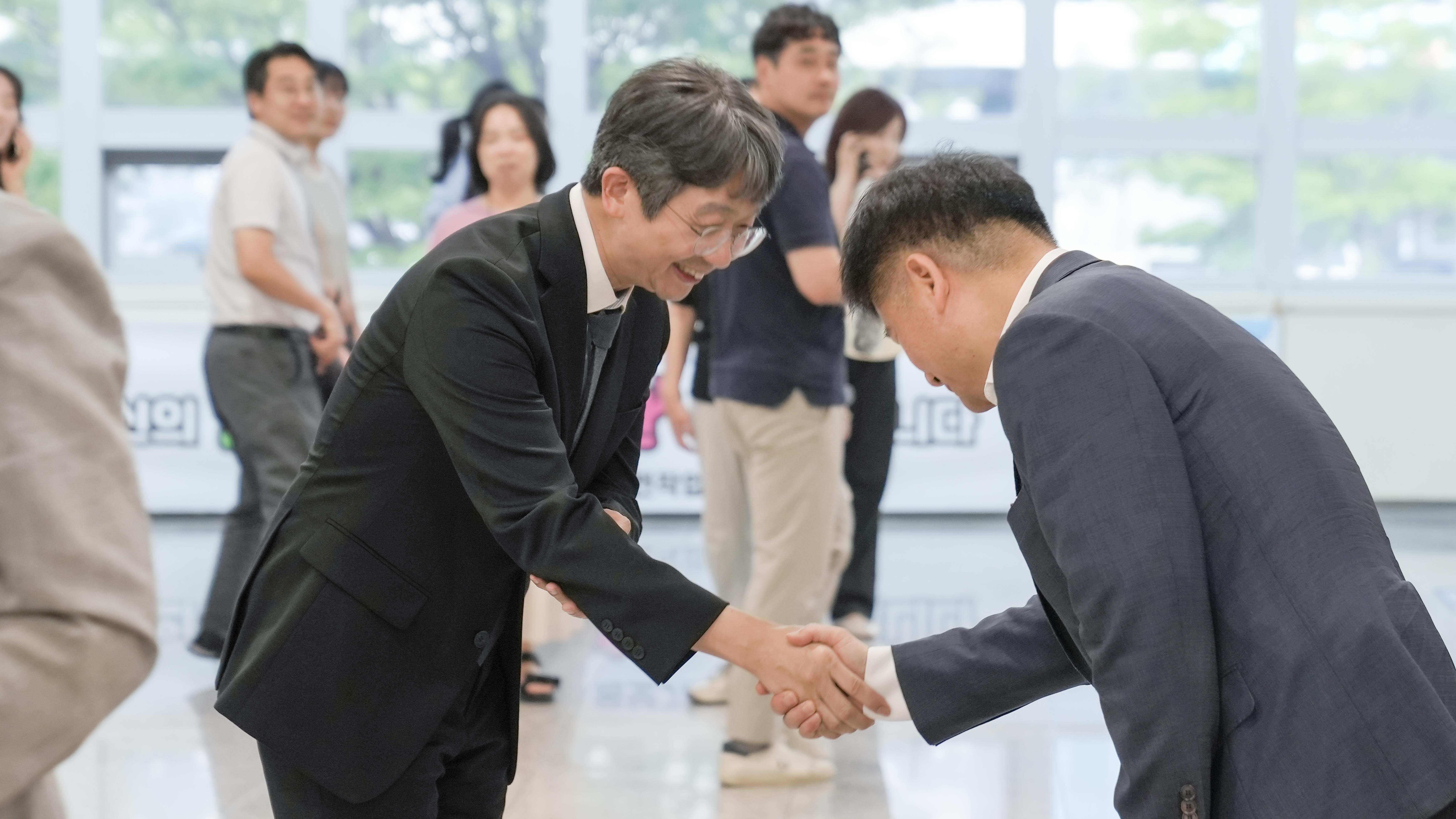 직원들과 악수회를 가지고 있는 질병관리청 제4대 임승관 청장